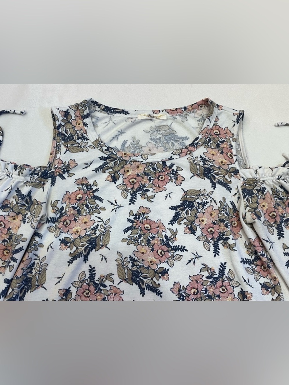 ANDRÉE BY UNIT Women’s White Floral Print Cold Shoulder Blush Pink Blouse Top - Picture 5 of 16